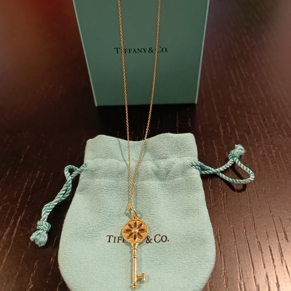 Authetic Tiffany 18k Yellow Gold and Diamond Daisy Key Pendant 1.5" - Picture 6 of 8